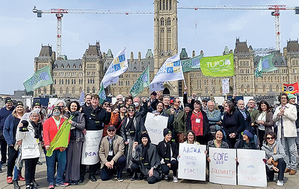 Delegates at CAUT’s 94th Council show solidarity with public service workers on Parliament Hill.